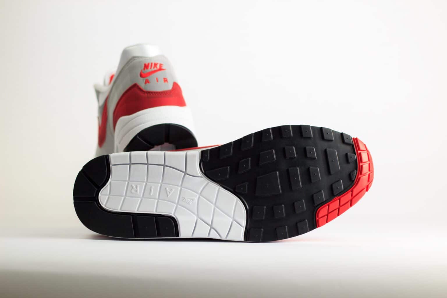 Nike Air Max 1 .SWOOSH Low Poly – Wit/Rood – Heren/Dames/Uniseks Sneakers – Vilt/Mesh - HQ5882-100 – Onderkant