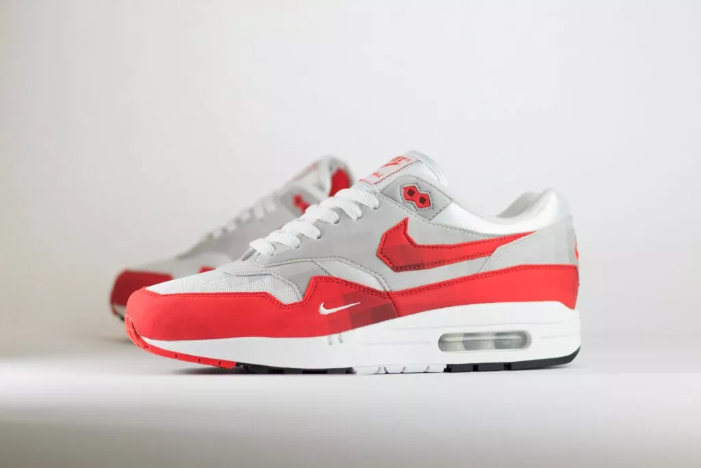 Nike Air Max 1 .SWOOSH Low Poly – Wit/Rood – Heren/Dames/Uniseks Sneakers – Vilt/Mesh - HQ5882-100 – Zijkant