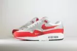 Nike Air Max 1 .SWOOSH Low Poly – Wit/Rood – Heren/Dames/Uniseks Sneakers – Vilt/Mesh - HQ5882-100 – Zijkant