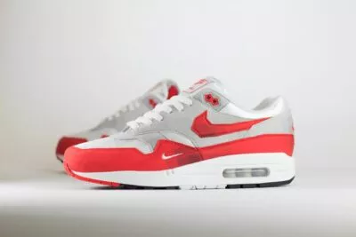 Nike Air Max 1 .SWOOSH Low Poly – Wit/Rood – Heren/Dames/Uniseks Sneakers – Vilt/Mesh - HQ5882-100 – Zijkant