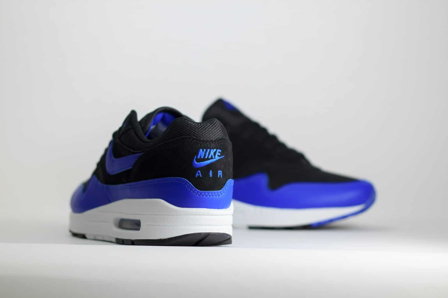 Nike Air Max 1 Black Hyper Royal – Blauw/Zwart – Heren/Dames/Uniseks Sneakers – Leer/Mesh - FZ5808-010 – achterkant