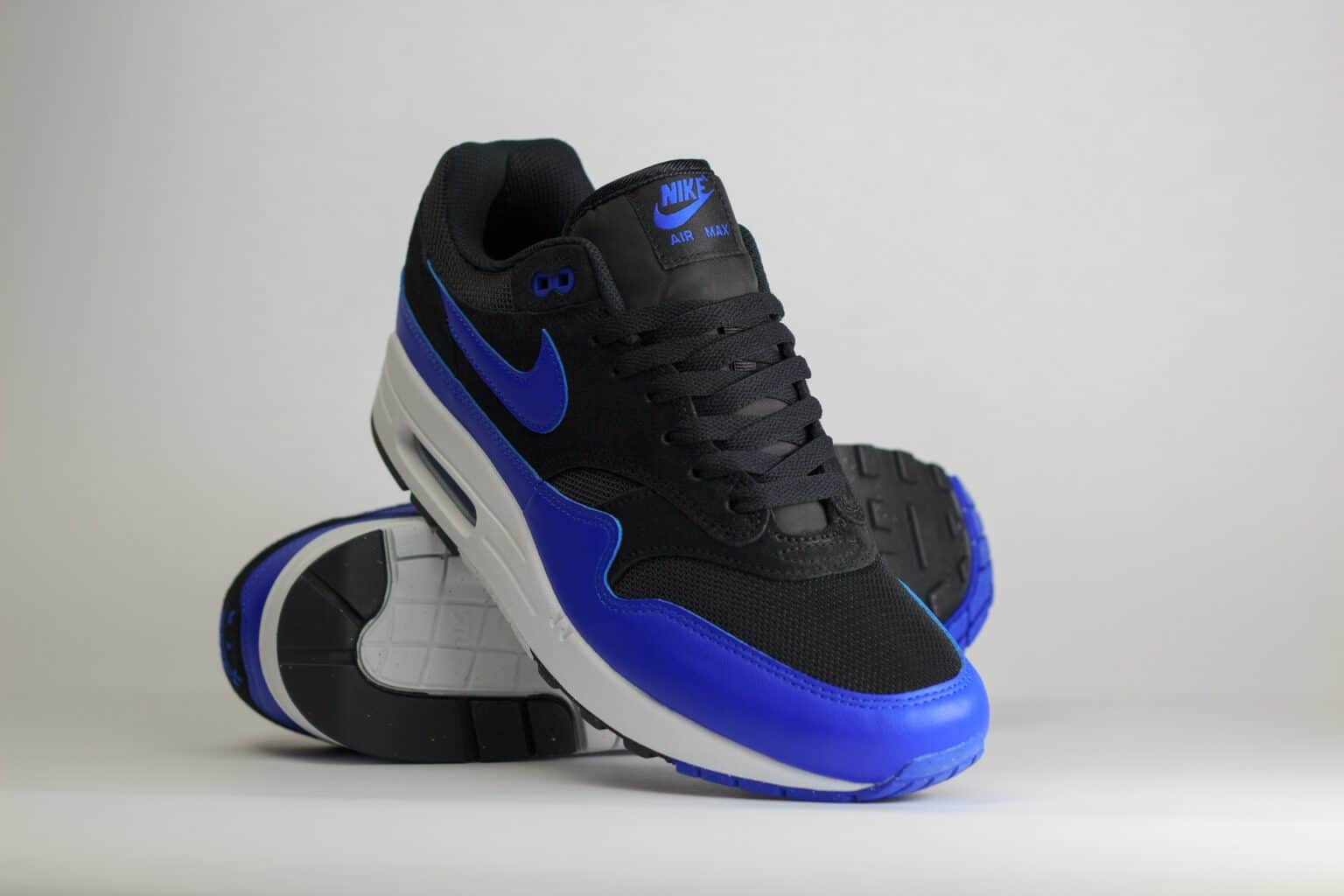 Nike Air Max 1 Black Hyper Royal – Blauw/Zwart – Heren/Dames/Uniseks Sneakers – Leer/Mesh - FZ5808-010 – voorkant