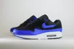 Nike Air Max 1 Black Hyper Royal – Blauw/Zwart – Heren/Dames/Uniseks Sneakers – Leer/Mesh - FZ5808-010 – Zijkant