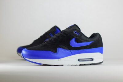 Nike Air Max 1 Black Hyper Royal – Blauw/Zwart – Heren/Dames/Uniseks Sneakers – Leer/Mesh - FZ5808-010 – Zijkant
