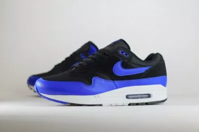 Nike Air Max 1 Black Hyper Royal – Blauw/Zwart – Heren/Dames/Uniseks Sneakers – Leer/Mesh - FZ5808-010 – Zijkant