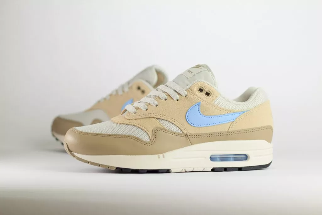 Nike Air Max 1 Essential Light Bone Psychic Blue – Beige/Blauw – Heren/Dames/Uniseks Sneakers – Leer/Mesh - FZ5808-009 – Zijkant