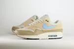 Nike Air Max 1 Essential Light Bone Psychic Blue – Beige/Blauw – Heren/Dames/Uniseks Sneakers – Leer/Mesh - FZ5808-009 – Zijkant