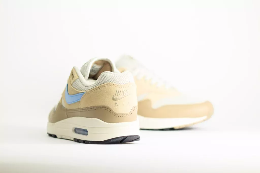 Nike Air Max 1 Essential Light Bone Psychic Blue – Beige/Blauw – Heren/Dames/Uniseks Sneakers – Leer/Mesh - FZ5808-009 – Achterkant