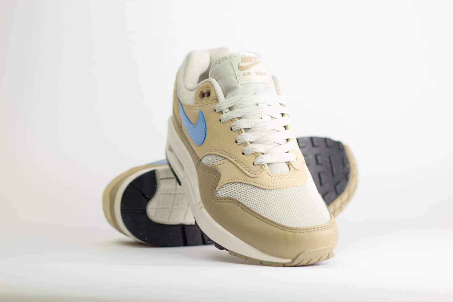 Nike Air Max 1 Essential Light Bone Psychic Blue – Beige/Blauw – Heren/Dames/Uniseks Sneakers – Leer/Mesh - FZ5808-009 – Voorkant