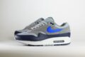 Nike Air Max 1 Essential Navy Grey Royal – Grijs/Blauw – Heren/Dames/Uniseks Sneakers – Leer/Mesh - FZ5808-003 – Zijkant