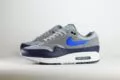 Nike Air Max 1 Essential Navy Grey Royal – Grijs/Blauw – Heren/Dames/Uniseks Sneakers – Leer/Mesh - FZ5808-003 – Zijkant