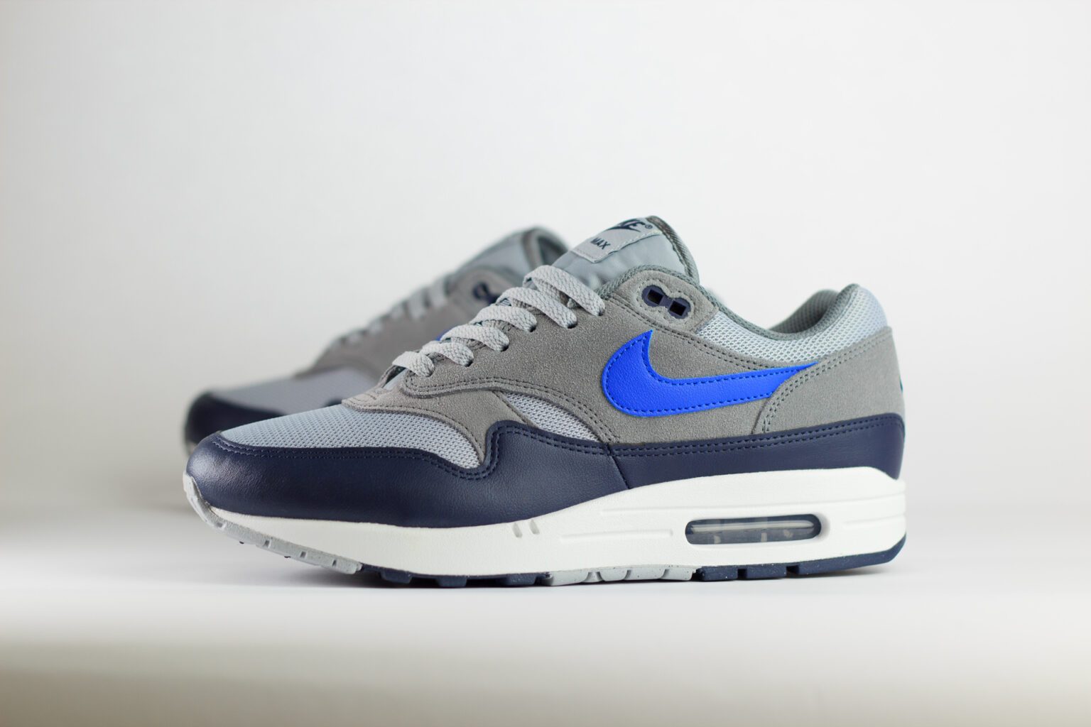 Nike Air Max 1 Essential Navy Grey Royal – Grijs/Blauw – Heren/Dames/Uniseks Sneakers – Leer/Mesh - FZ5808-003 – Zijkant
