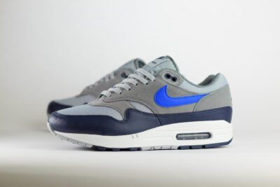 Nike Air Max 1 Essential Navy Grey Royal – Grijs/Blauw – Heren/Dames/Uniseks Sneakers – Leer/Mesh - FZ5808-003 – Zijkant