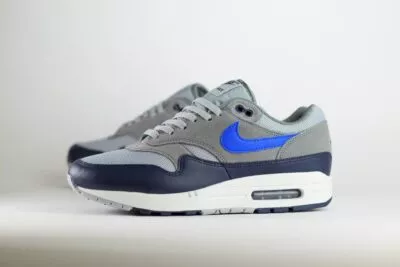 Nike Air Max 1 Essential Navy Grey Royal – Grijs/Blauw – Heren/Dames/Uniseks Sneakers – Leer/Mesh - FZ5808-003 – Zijkant