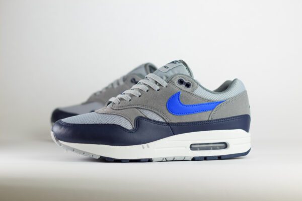 Nike Air Max 1 Essential Navy Grey Royal – Grijs/Blauw – Heren/Dames/Uniseks Sneakers – Leer/Mesh - FZ5808-003 – Zijkant