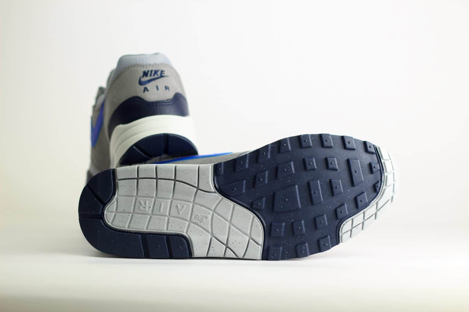 Nike Air Max 1 Essential Navy Grey Royal – Grijs/Blauw – Heren/Dames/Uniseks Sneakers – Leer/Mesh - FZ5808-003 – Onderkant