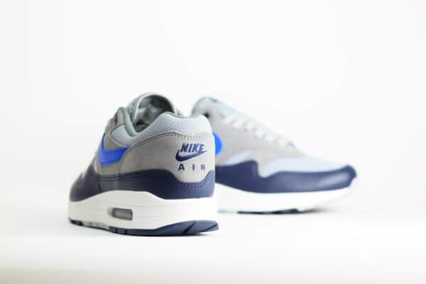 Nike Air Max 1 Essential Navy Grey Royal – Grijs/Blauw – Heren/Dames/Uniseks Sneakers – Leer/Mesh - FZ5808-003 – Achterkant
