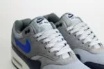 Nike Air Max 1 Essential Navy Grey Royal – Grijs/Blauw – Heren/Dames/Uniseks Sneakers – Leer/Mesh - FZ5808-003 – Bovenkant