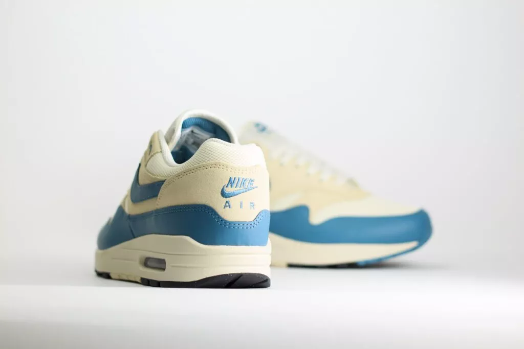 Nike Air Max 1 Essential Soft Pearl Smokey Blue – Wit/Blauw – Heren/Dames/Uniseks Sneakers – Leer/Mesh - FZ5808-011 – achterkant