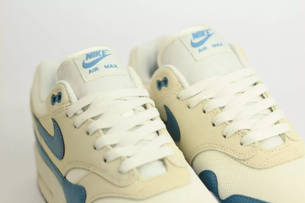 Nike Air Max 1 Essential Soft Pearl Smokey Blue – Wit/Blauw – Heren/Dames/Uniseks Sneakers – Leer/Mesh - FZ5808-011 – bovenkant