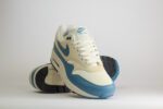 Nike Air Max 1 Essential Soft Pearl Smokey Blue – Wit/Blauw – Heren/Dames/Uniseks Sneakers – Leer/Mesh - FZ5808-011 – voorkant