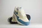 Nike Air Max 1 Essential Soft Pearl Smokey Blue – Wit/Blauw – Heren/Dames/Uniseks Sneakers – Leer/Mesh - FZ5808-011 – voorkant
