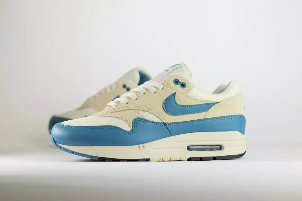 Nike Air Max 1 Essential Soft Pearl Smokey Blue – Wit/Blauw – Heren/Dames/Uniseks Sneakers – Leer/Mesh - FZ5808-011 – Zijkant