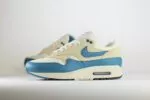 Nike Air Max 1 Essential Soft Pearl Smokey Blue – Wit/Blauw – Heren/Dames/Uniseks Sneakers – Leer/Mesh - FZ5808-011 – Zijkant
