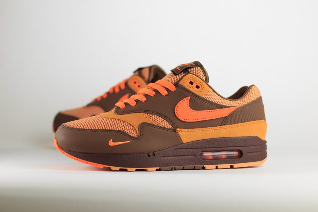 Nike Air Max 1 King's Day – Bruin/Oranje – Heren/Dames/Uniseks Sneakers – Leer/Mesh - HF7346-200 – Zijkant