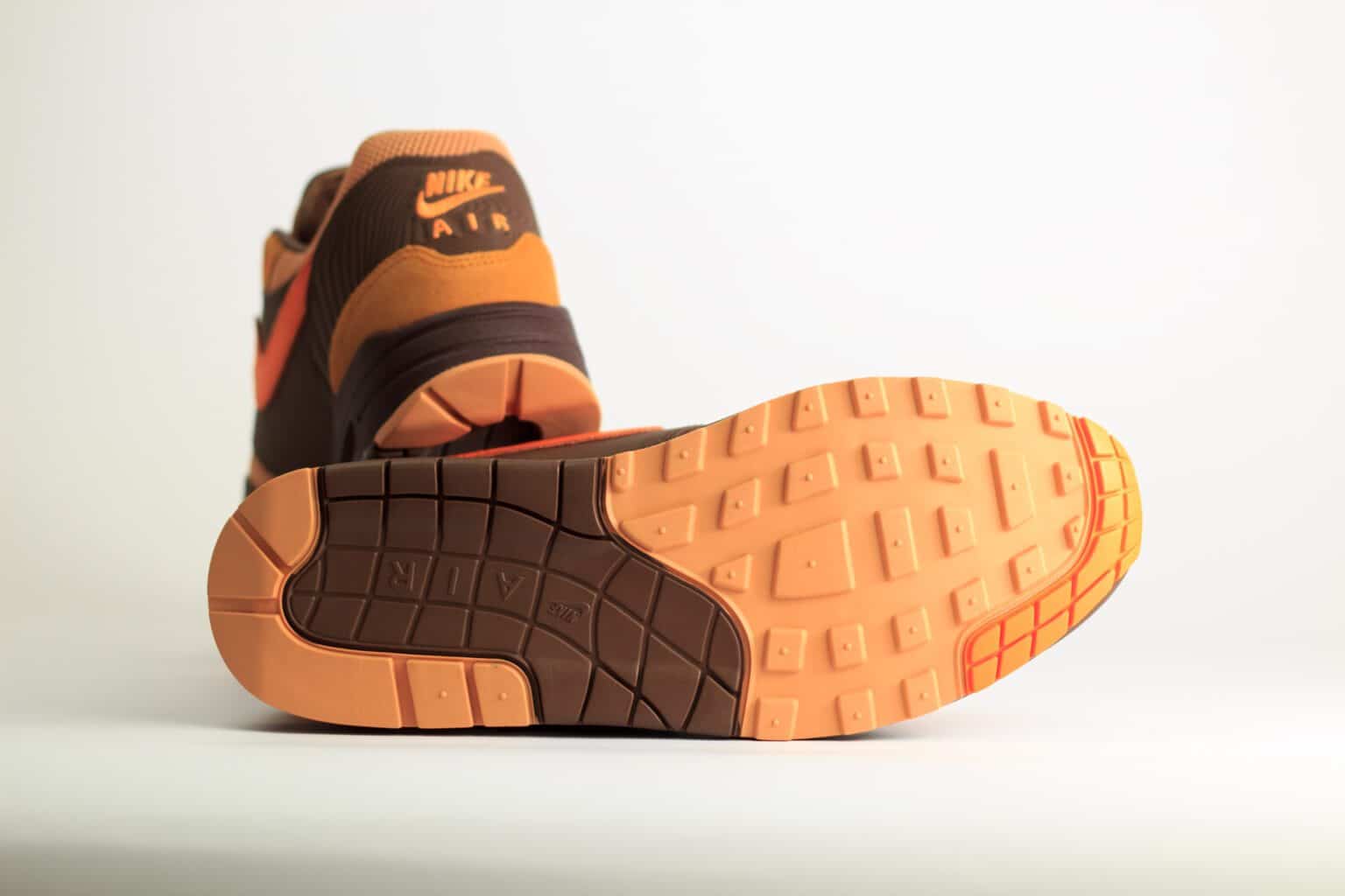 Nike Air Max 1 King's Day – Bruin/Oranje – Heren/Dames/Uniseks Sneakers – Leer/Mesh - HF7346-200 – Onderkant