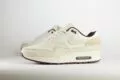 Nike Air Max 1 Sail Burgundy Crush – Beige – Heren/Dames/Uniseks Sneakers – Mesh/Nubuck - HF8127-100 – Zijkant