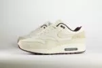 Nike Air Max 1 Sail Burgundy Crush – Beige – Heren/Dames/Uniseks Sneakers – Mesh/Nubuck - HF8127-100 – Zijkant