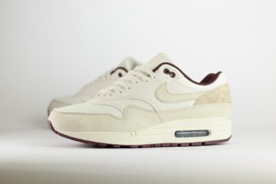 Nike Air Max 1 Sail Burgundy Crush – Beige – Heren/Dames/Uniseks Sneakers – Mesh/Nubuck - HF8127-100 – Zijkant