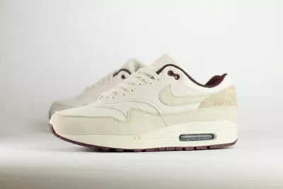 Nike Air Max 1 Sail Burgundy Crush – Beige – Heren/Dames/Uniseks Sneakers – Mesh/Nubuck - HF8127-100 – Zijkant