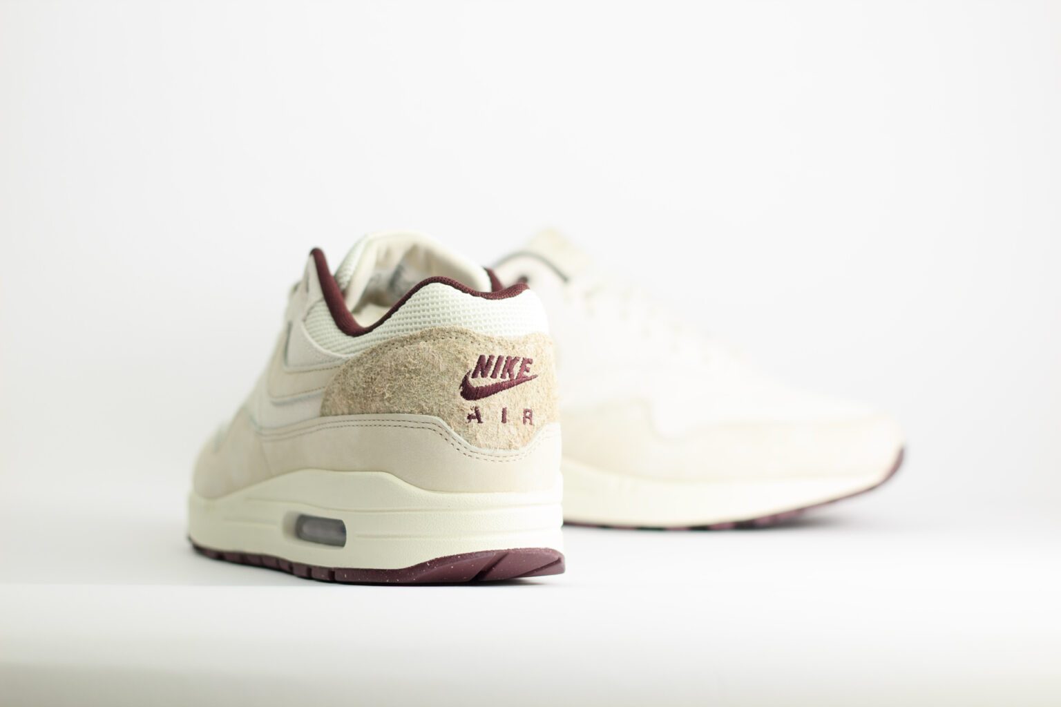 Nike Air Max 1 Sail Burgundy Crush – Beige – Heren/Dames/Uniseks Sneakers – Mesh/Nubuck - HF8127-100 –Achterkant