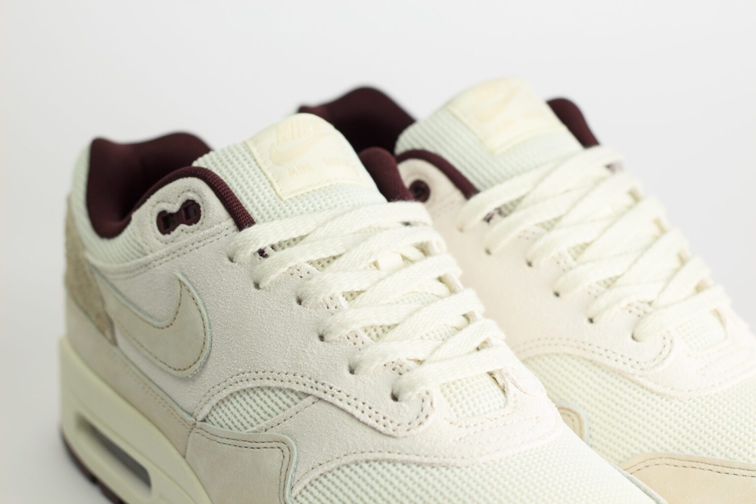 Nike Air Max 1 Sail Burgundy Crush – Beige – Heren/Dames/Uniseks Sneakers – Mesh/Nubuck - HF8127-100 – Bovenkant