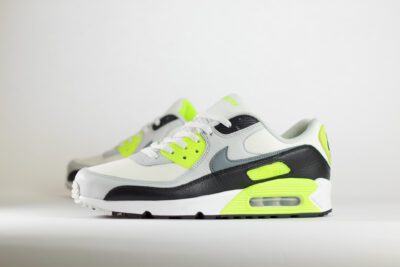 Nike Air Max 90 Gore-Tex Summit White Volt Black Cool Grey – Wit/Geel – Heren/Dames/Uniseks Sneakers – Gore-Tex - FD5810-102 – Zijkant
