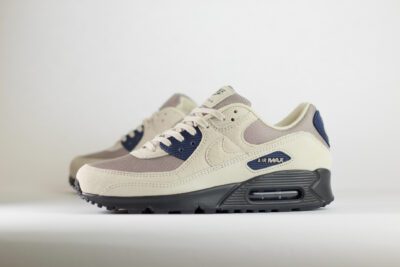 Nike Air Max 90 Light Orewood Brown Black – Beige/Zwart – Heren/Dames/Uniseks Sneakers – Suede/Mesh - IB3077-100 – zijkant
