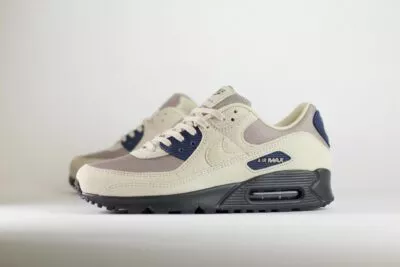 Nike Air Max 90 Light Orewood Brown Black – Beige/Zwart – Heren/Dames/Uniseks Sneakers – Suede/Mesh - IB3077-100 – zijkant