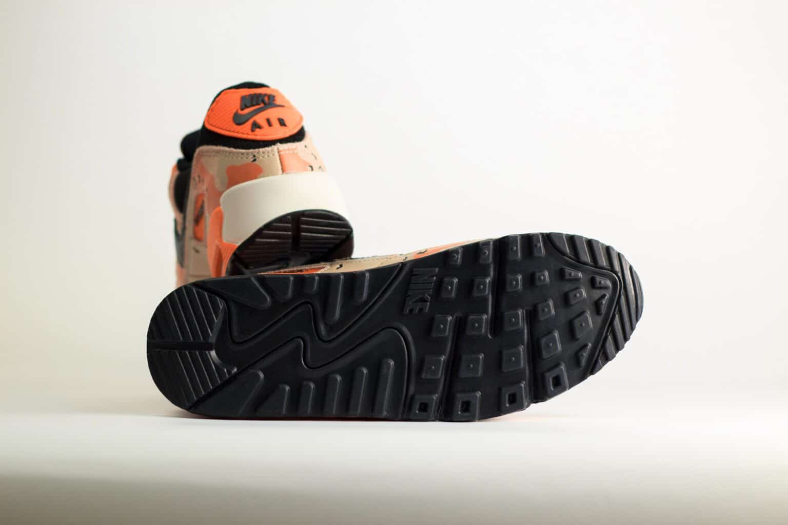 Nike Air Max 90 Premium Bio Beige Safety Orange Camo – Zwart/Oranje – Heren/Dames/Uniseks Sneakers – Leer/Mesh - IF1721-201 – Onderkant