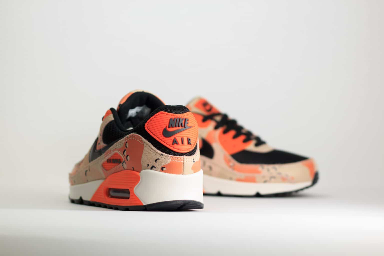 Nike Air Max 90 Premium Bio Beige Safety Orange Camo – Zwart/Oranje – Heren/Dames/Uniseks Sneakers – Leer/Mesh - IF1721-201 – achterkant