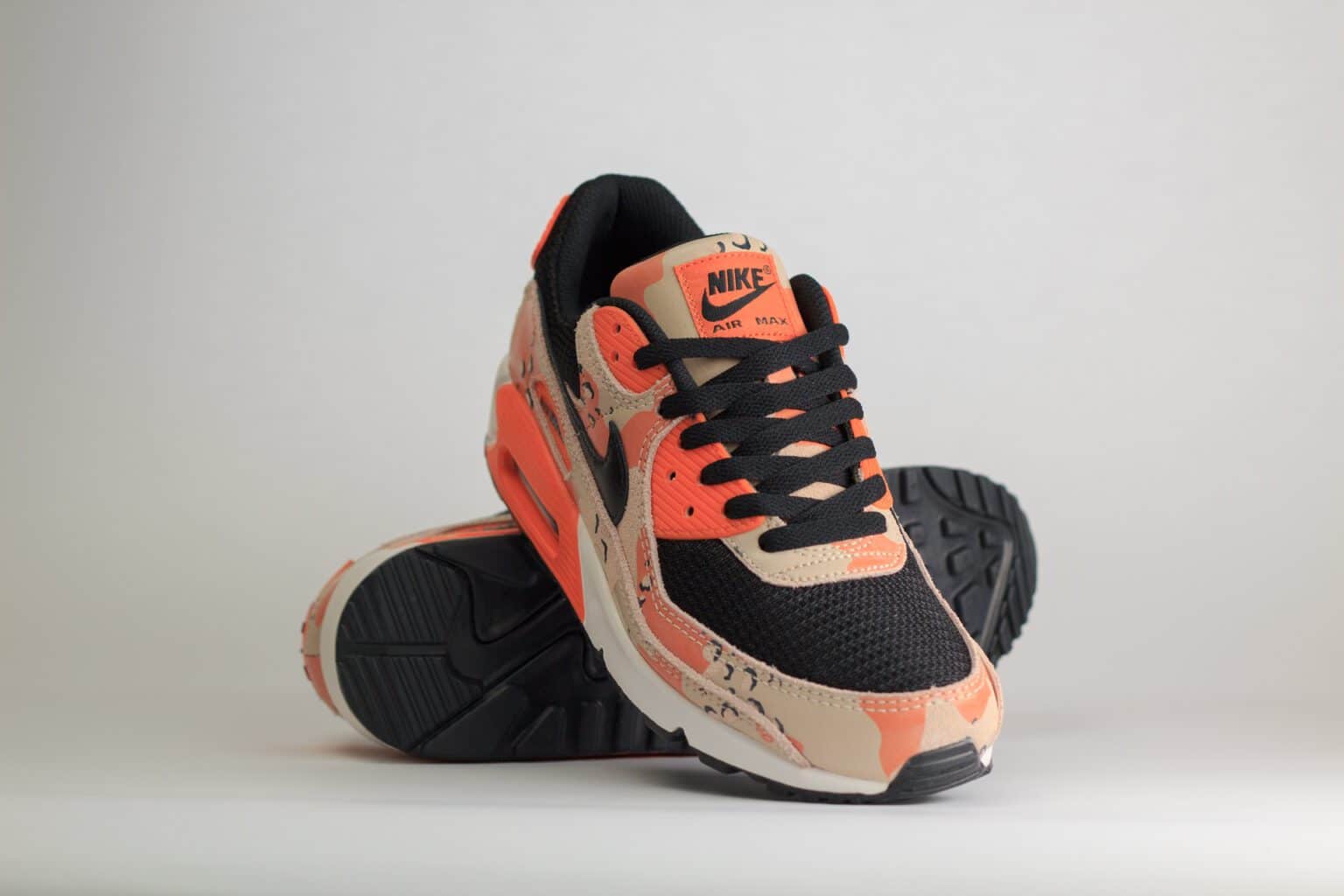 Nike Air Max 90 Premium Bio Beige Safety Orange Camo – Zwart/Oranje – Heren/Dames/Uniseks Sneakers – Leer/Mesh - IF1721-201 – voorkant