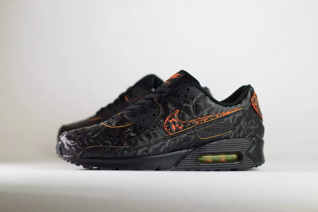 Nike Air Max 90 QS Volcano – Zwart/Oranje – Heren/Dames/Uniseks Sneakers – Leer - HF3248-001 – Zijkant