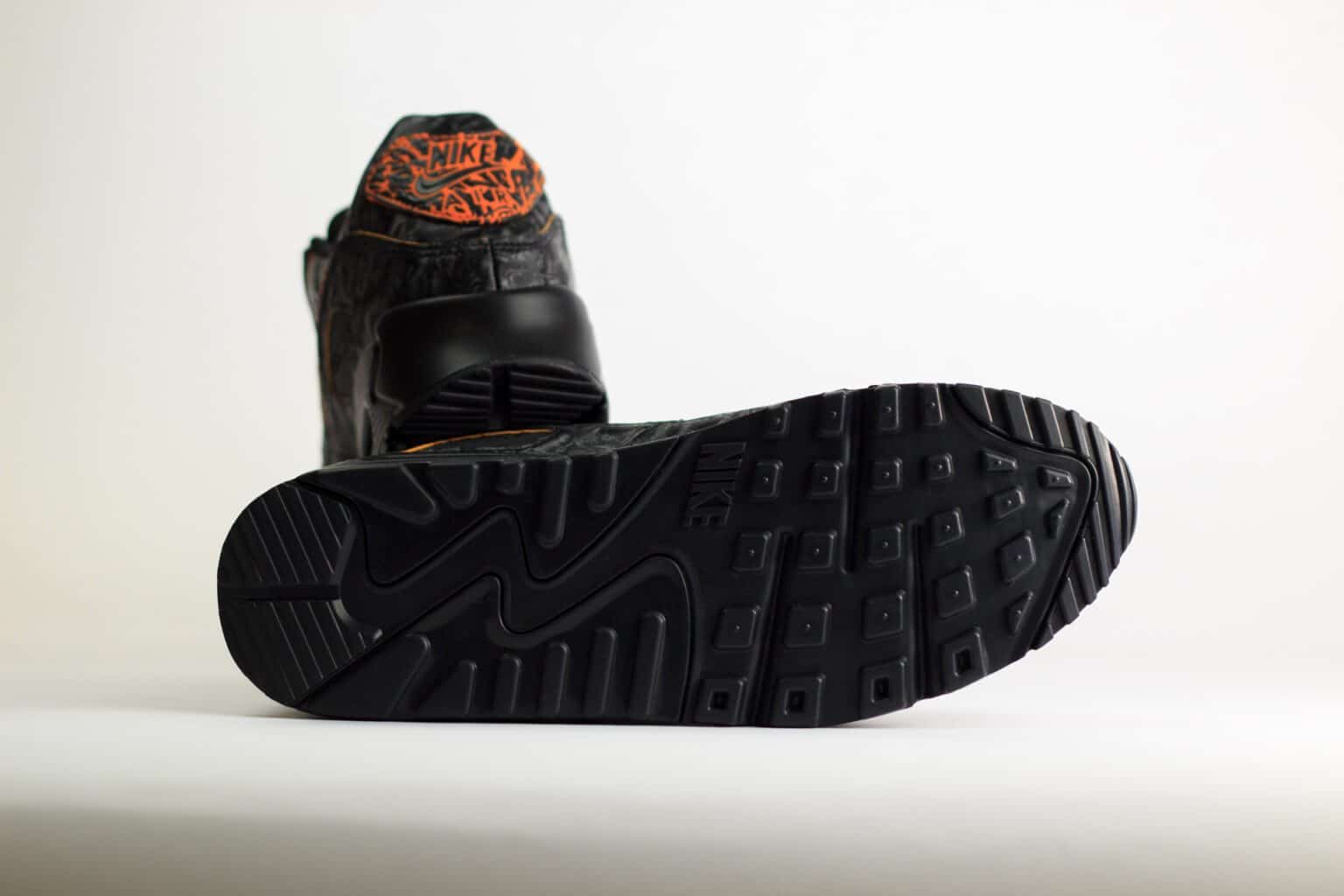 Nike Air Max 90 QS Volcano – Zwart/Oranje – Heren/Dames/Uniseks Sneakers – Leer - HF3248-001 – onderkant