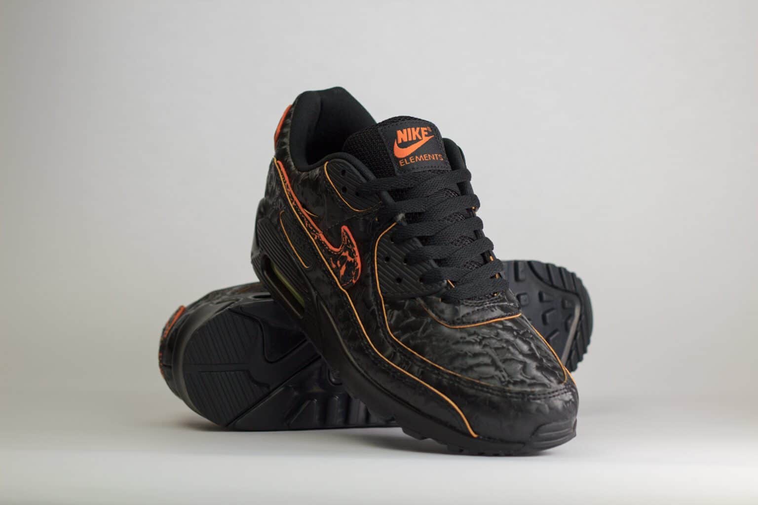 Nike Air Max 90 QS Volcano – Zwart/Oranje – Heren/Dames/Uniseks Sneakers – Leer - HF3248-001 – voorkant