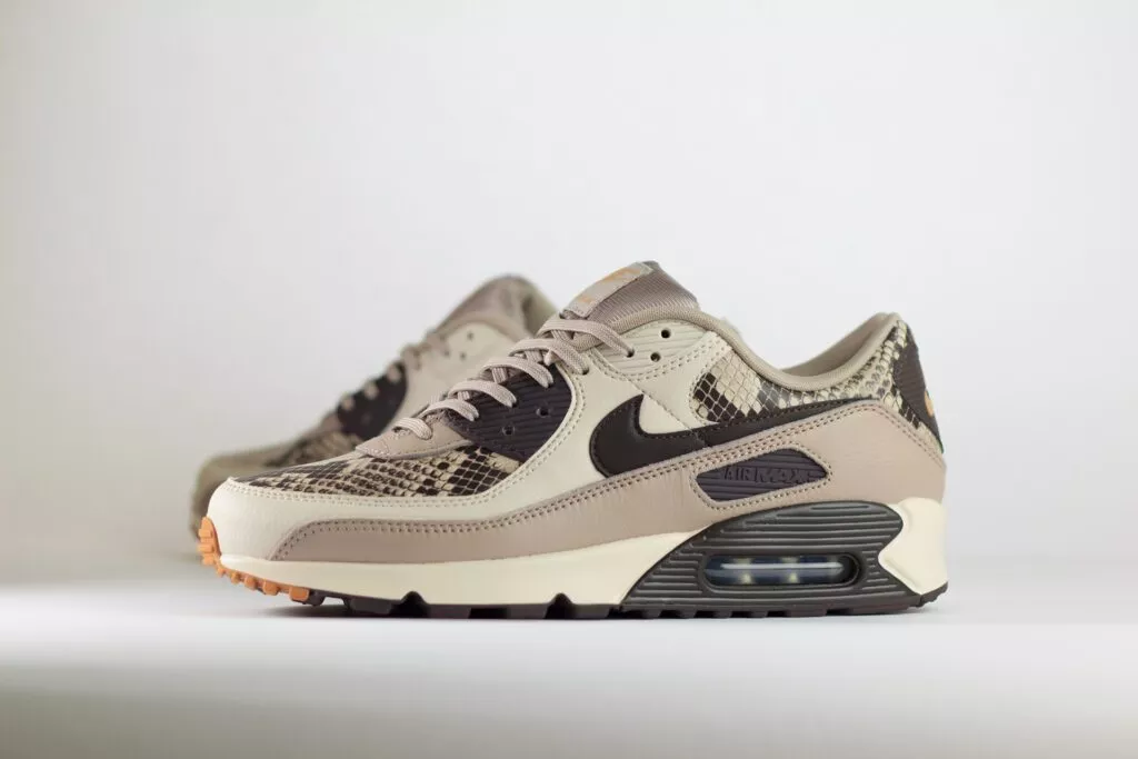 Nike Air Max 90 SE Tan Snakeskin – Beige/Grijs – Heren/Dames/Uniseks Sneakers – Leer - HF1212-200 – Zijkant