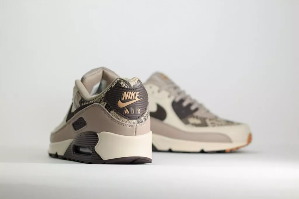 Nike Air Max 90 SE Tan Snakeskin – Beige/Grijs – Heren/Dames/Uniseks Sneakers – Leer - HF1212-200 – achterkant