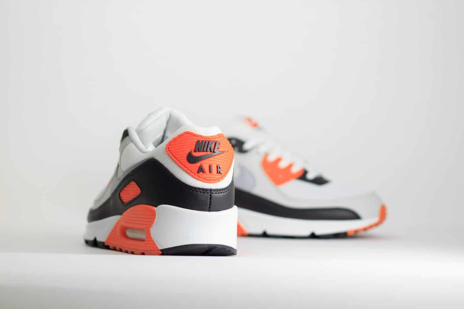 Nike Air Max 90 Safety Orange – Wit/Oranje – Heren/Dames/Uniseks Sneakers – Mesh/Leer - DH8010-108 – achterkant