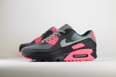Nike Air Max 90 Wolf Grey Hyper Pink – Grijs/Roze – Heren/Dames/Uniseks Sneakers – Suede/Mesh - DM0029-010 – Zijkant