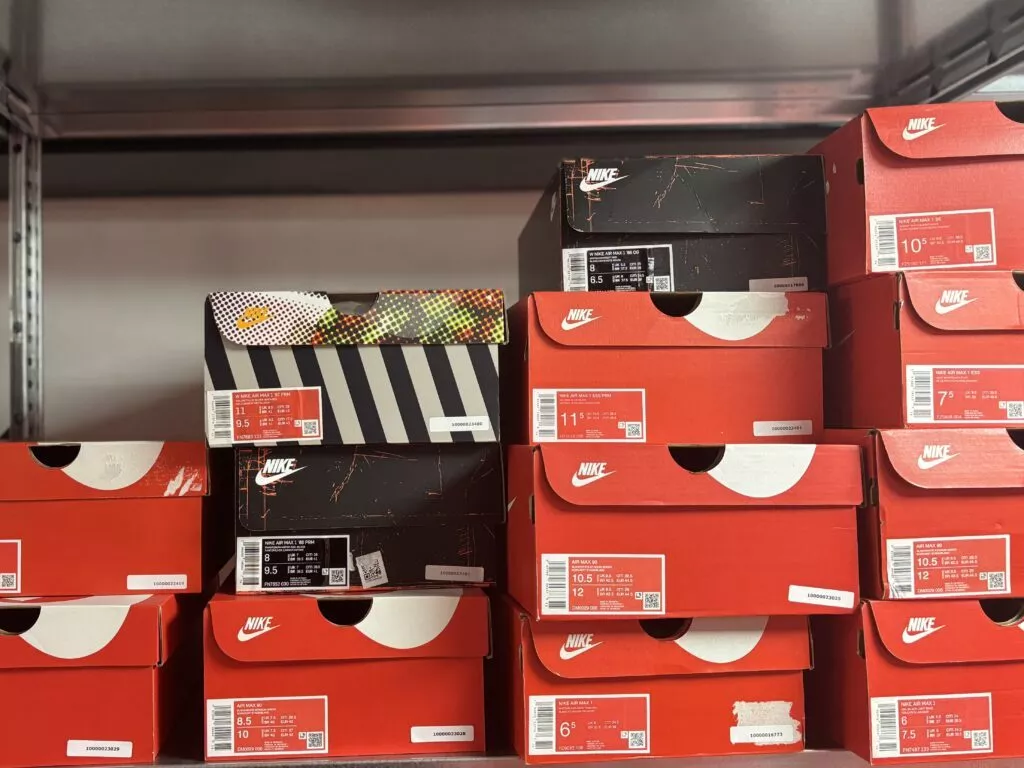 Nike dozen gestapeld in een kast